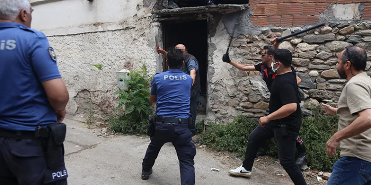 Bursa’da çöp evde yaşayan şahıs, polisi bıçakladı