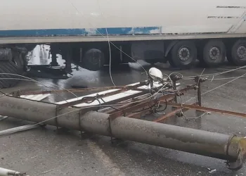 Kaygan yolda yan dönen tır yolu kapadı