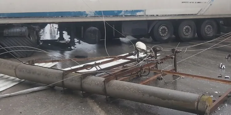 Kaygan yolda yan dönen tır yolu kapadı