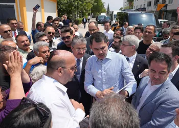 Bakan Kurum’dan depremzedelere ziyaret
