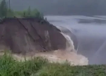 Rusya’da baraj patladı: Onlarca ev sular altında kaldı
