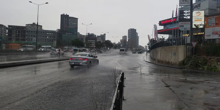 İstanbul hafta sonuna yağmurla uyandı