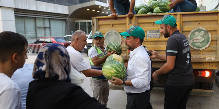 Büyükşehir hem çiftçiyi hem vatandaşı gülümsetti