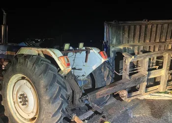 Hafif ticari araç traktöre çarptı: 6 yaralı