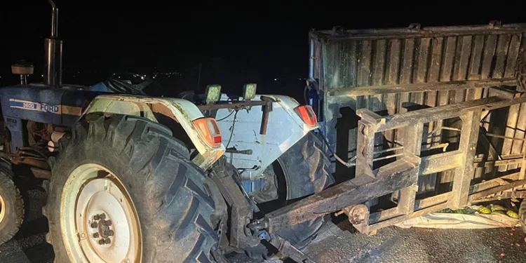Hafif ticari araç traktöre çarptı: 6 yaralı