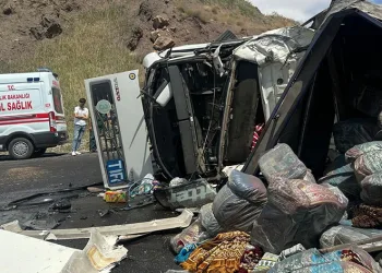 Yüksekova’da 2 tır kafa kafaya çarpıştı