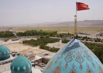 İran’da “intikam bayrağı” çekildi