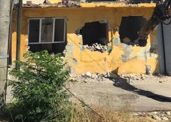 Kamu arazisine inşa edilen gecekondu yıkıldı