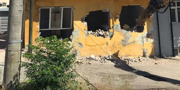 Kamu arazisine inşa edilen gecekondu yıkıldı