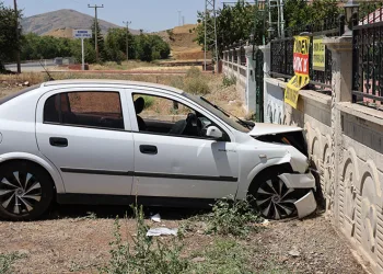 Elazığ’da otomobil bahçe duvarına çarptı