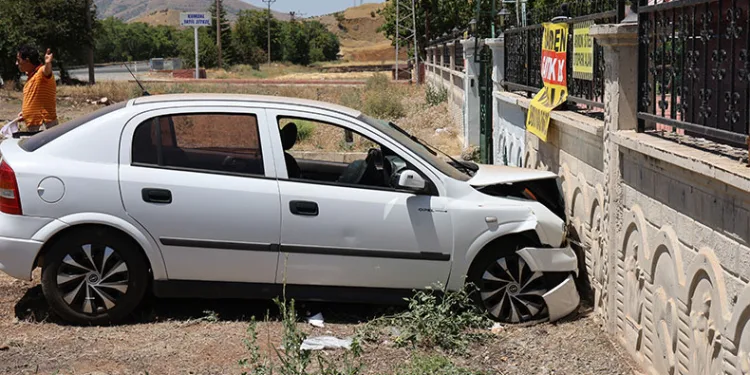 Elazığ’da otomobil bahçe duvarına çarptı