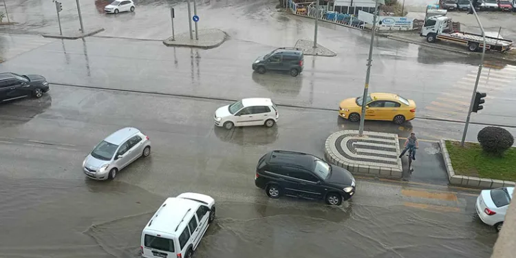 Kuvvetli sağanak yağış Bozüyük’te etkisini gösterdi