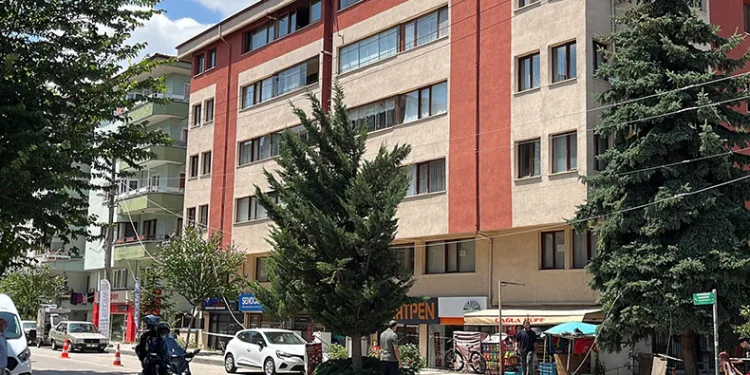 72 yaşındaki adam 5’inci katın balkonundan düştü