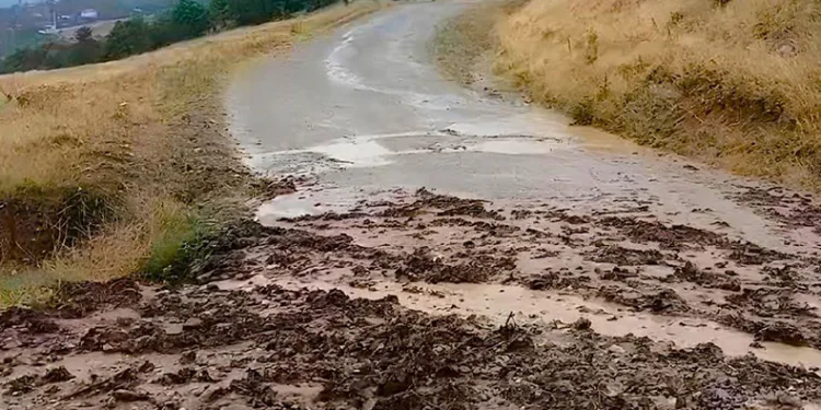 Osmancık’ta sel suları köy yollarına zarar verdi