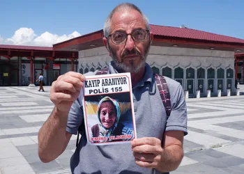 Her yerde annesini arıyor