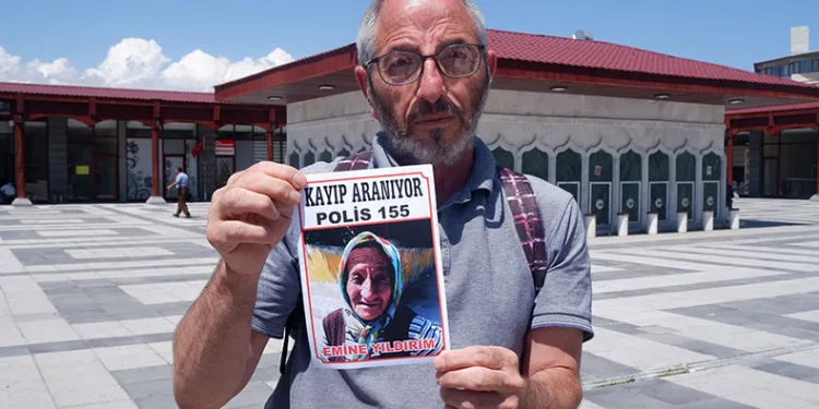 Her yerde annesini arıyor