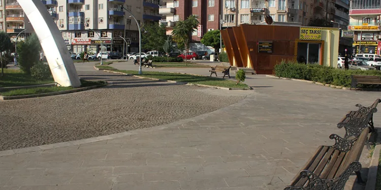 Siirt’te sıcak havada cadde ve sokaklar boş kaldı