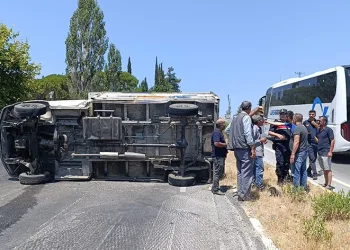 Söke’deki kazada iki araç devrildi