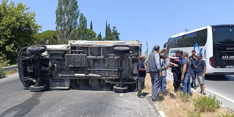 Söke’deki kazada iki araç devrildi