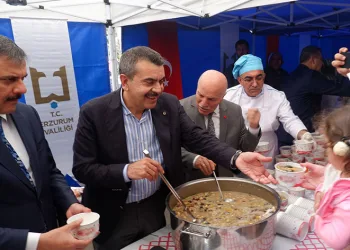 Bakan Tekin, Erzurum’da aşure dağıttı