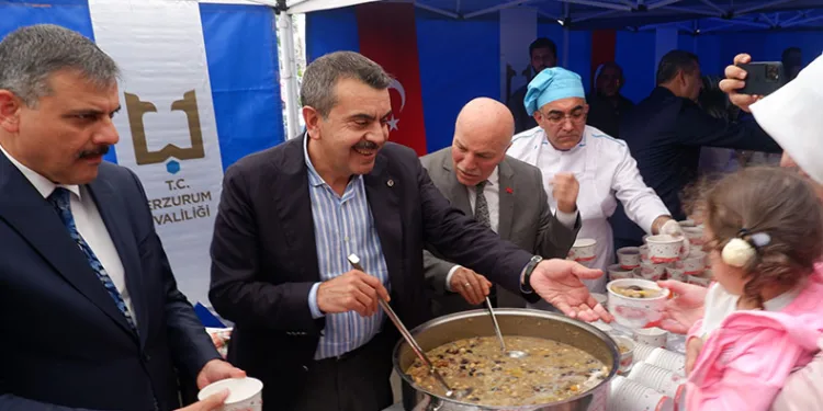 Bakan Tekin, Erzurum’da aşure dağıttı