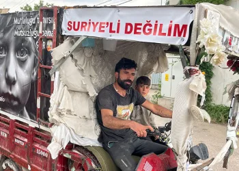Suriyeli sanılmaktan korktu, motosikletine yazdı