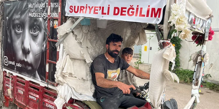 Suriyeli sanılmaktan korktu, motosikletine yazdı