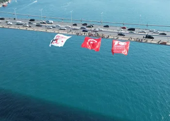 İstanbul’da köprülere dev Türk bayrakları asıldı