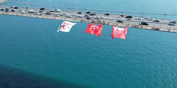 İstanbul’da köprülere dev Türk bayrakları asıldı
