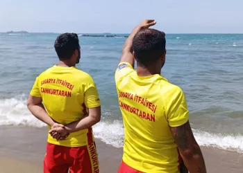 Yasağa uymayıp denize girdiler, cezayı yediler