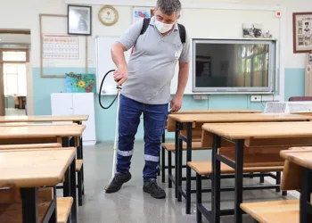 Bayraklı’da okullar dezenfekte ediliyor