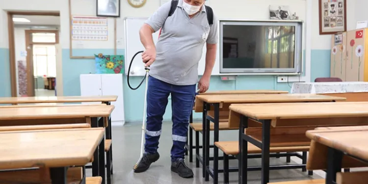 Bayraklı’da okullar dezenfekte ediliyor