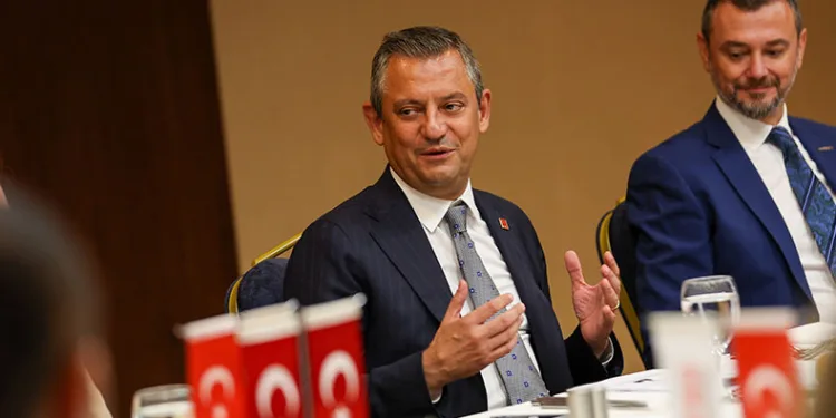 Özgür Özel, BAKSİFED üyeleri ile bir araya geldi
