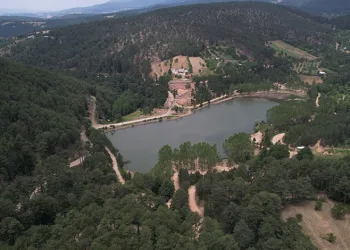 ULUDAĞ'IN GÜNEY YAMAÇLARINDA YER ALAN BURSA'NIN KELES İLÇESİNE BAĞLI BARAKLI MAHALLESİ'NDE BULUNAN GÖLET ÇEVRESİNE BUNGALOVLARDAN OLUŞAN BİR TESİS YAPILACAK. (POLAT TAHA ÖZTÜRK - SAMET DOĞRU/BURSA-İHA) Uludağ'ın güney yamaçlarında yer alan Bursa'nın Keles ilçesine bağlı Baraklı Mahallesi'nde bulunan gölet çevresine bungalovlardan oluşan bir tesis yapılacak.