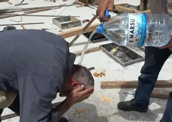 İnşaat işçilerinin sıcak havayla mücadelesi