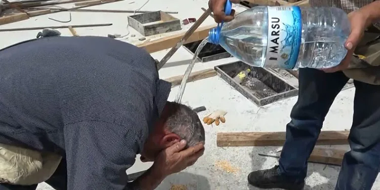 İnşaat işçilerinin sıcak havayla mücadelesi