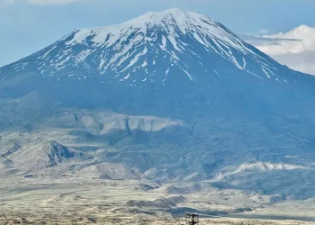 Ağrı Dağı’nın heybetli görüntüsü mest ediyor