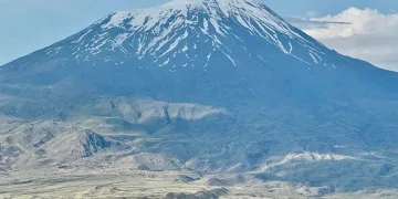 Ağrı Dağı’nın heybetli görüntüsü mest ediyor