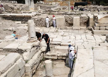 45 derece sıcaklıkta iğne ile tarih kazıyorlar