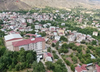 Rekor oyla seçildi, ceketini çıkarıp iş makinesi kullanmaya başladı