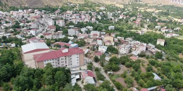 Rekor oyla seçildi, ceketini çıkarıp iş makinesi kullanmaya başladı