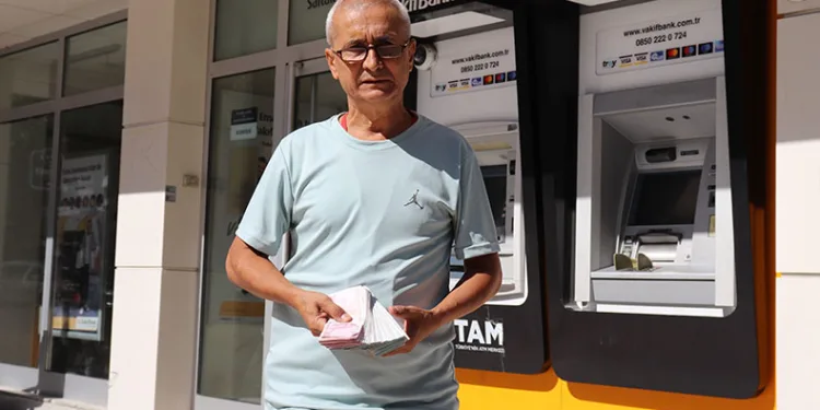 Başka müşterinin yatırdığı parayı emekli askere geri verdi