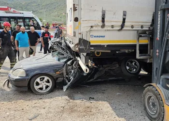 Kontrolden çıkan otomobil tırın altına girdi
