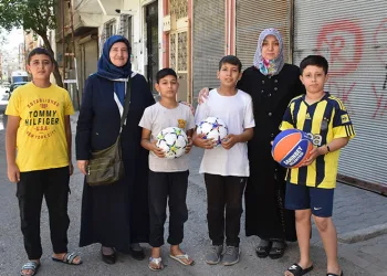 Biriktirdiği atıklarla çocukları sevindiriyor