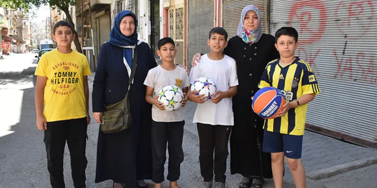 Biriktirdiği atıklarla çocukları sevindiriyor