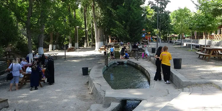 Sıcak hava bunalttı, havuzlar doldu