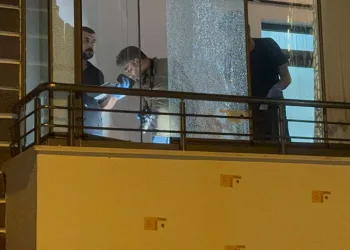 Havaya ateş açtı, kurşunlar ev ve araca isabet etti