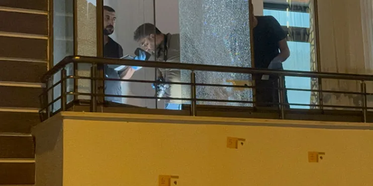 Havaya ateş açtı, kurşunlar ev ve araca isabet etti