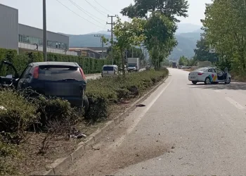 Bursa’da iki otomobil çarpıştı