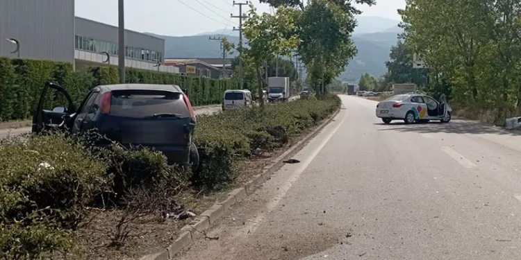 Bursa’da iki otomobil çarpıştı